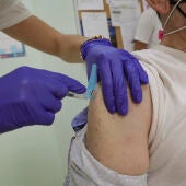 Cómo pedir cita para vacunarte de la covid o gripe, según la comunidad en la que vivas