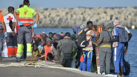 Los servicios sanitarios reciben una patera, en el muelle de La Restinga, el pasado 8 de octubre de 2023, en El Hierro