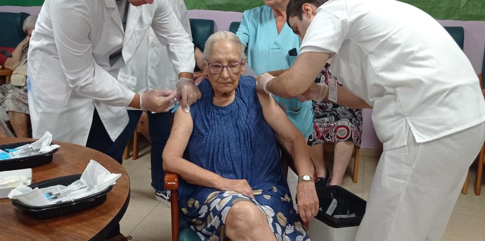 Comienza la inmunización entre los trabajadores sanitarios Comienza la inmunización entre los trabajadores sanitarios