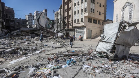 Una calle de Khan Yunis, en Gaza, que ha sido bombardeada