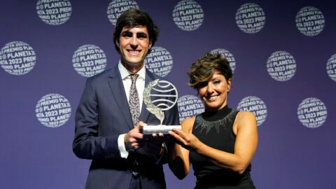 La periodista y escritora Sonsoles &Oacute;nega posa con el finalista Alfonso Goizueta tras ganar esta noche el 72&ordm; Premio Planeta