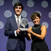 La periodista y escritora Sonsoles Ónega posa con el finalista Alfonso Goizueta tras ganar esta noche el 72º Premio Planeta
