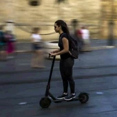 Usuaria de patinete eléctrico Usuaria de patinete eléctrico