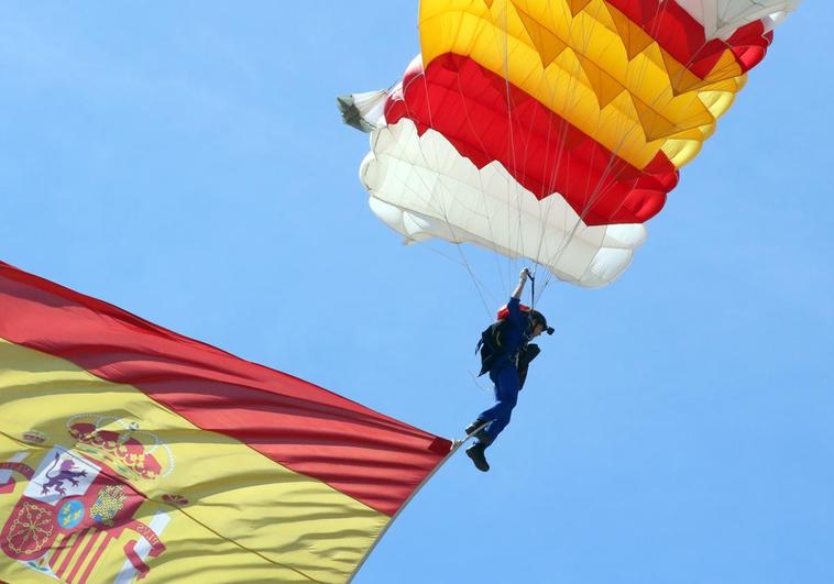 Así es Mamen, la primera mujer paracaidista en saltar con la bandera de España en el desfile del 12 de Octubre Así es Mamen, la primera mujer paracaidista en saltar con la bandera de España en el desfile del 12 de Octubre