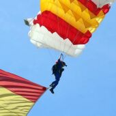 Así es Mamen, la primera mujer paracaidista en saltar con la bandera de España en el desfile del 12 de Octubre