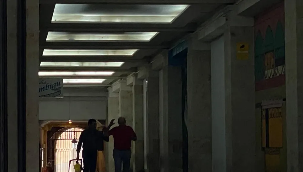 Trabajadores en uno de los pasajes Trabajadores en uno de los pasajes