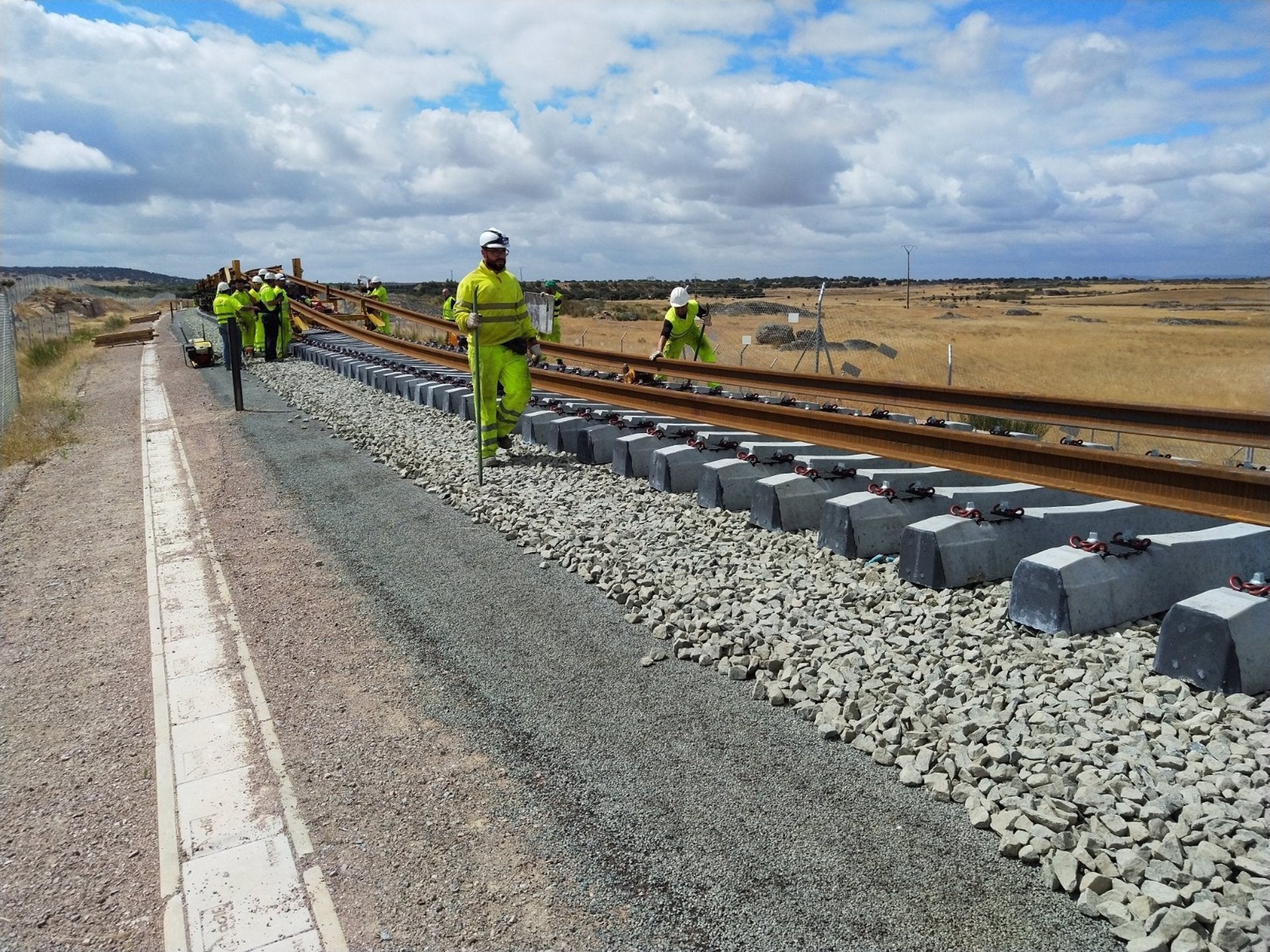 Las obras de la AV Madrid-Extremadura provocará retrasos de 60 minutos y traslados en bus desde el sábado 21 de octubre Las obras de la AV Madrid-Extremadura provocará retrasos de 60 minutos y traslados en bus desde el sábado 21 de octubre
