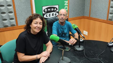 Andrés Cardona, presidente de ASSORME, y Olga López, intérprete de lenguaje de signos. 