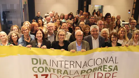 Representants d'entitats socials reunits amb motiu del Dia Internacional per l'erradicació de la pobresa Representants d'entitats socials reunits amb motiu del Dia Internacional per l'erradicació de la pobresa