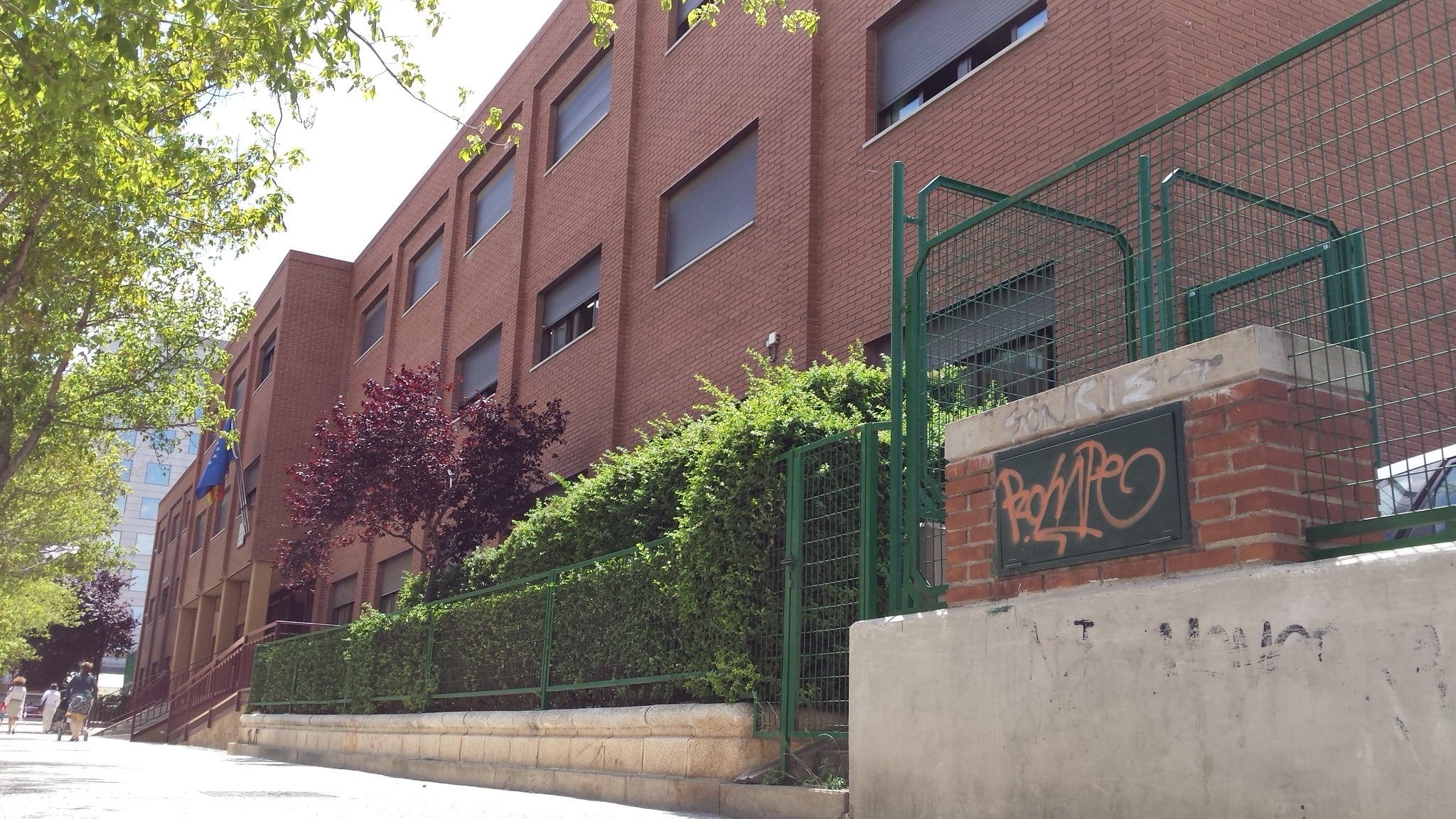 Desalojados 600 alumnos de un instituto de Zaragoza por la aparición de grietas Desalojados 600 alumnos de un instituto de Zaragoza por la aparición de grietas
