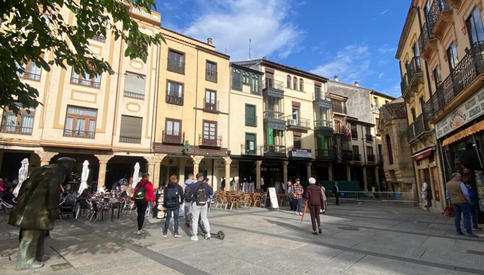 Gentío en la plaza del Corrillo