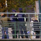 Agentes de policía belgas vigilan cerca del lugar de un tiroteo en Bruselas, Bélgica. 