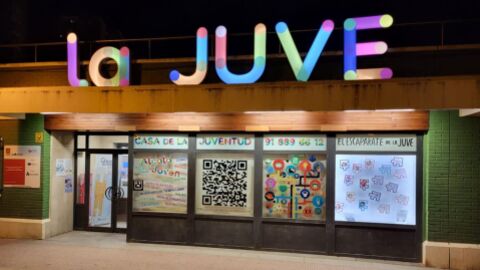 Acceso principal a la Casa de la Juventud de Alcal&aacute; de Henares