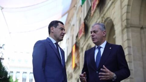 El presidente de la Junta de Andalucía, Juanma Moreno, junto al alcalde de Sevilla, José Luis Sanz, a las puertas del Consistorio.