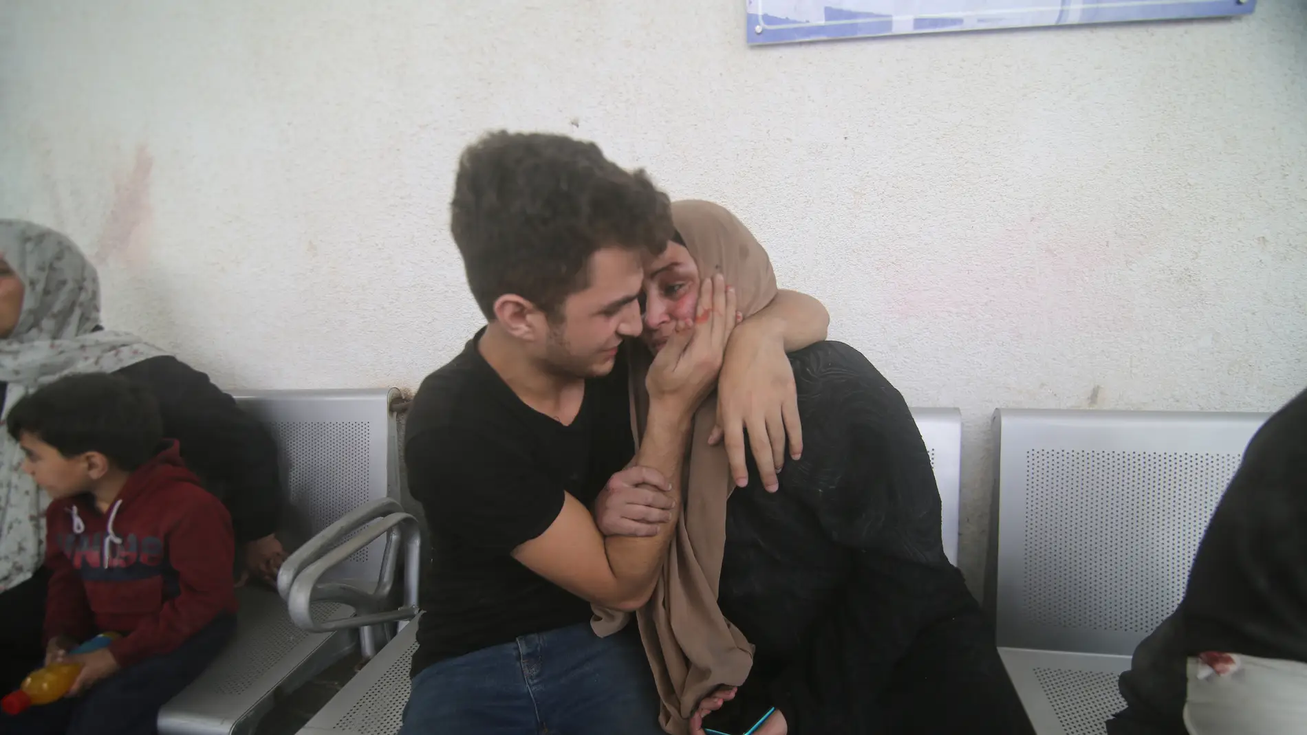 Varios palestinos en un hospital en la Franja de Gaza tras los bombardeos