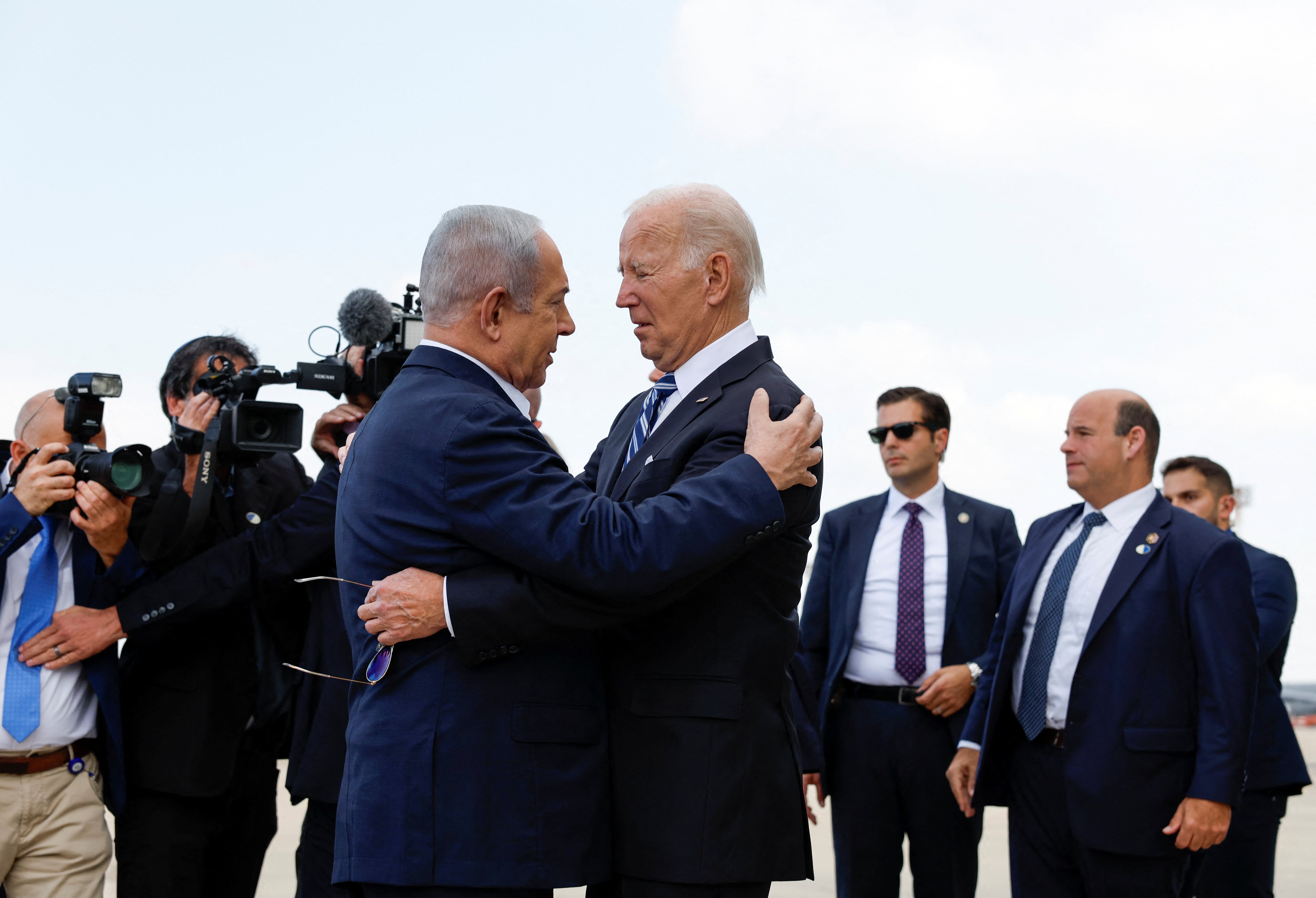 Biden avala la versión israelí sobre el ataque al hospital: "Parece que lo hizo el otro bando" Biden avala la versión israelí sobre el ataque al hospital: "Parece que lo hizo el otro bando"