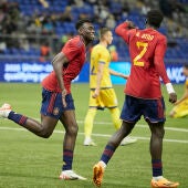 Samu Omorodion celebra el cuarto gol de la selección española