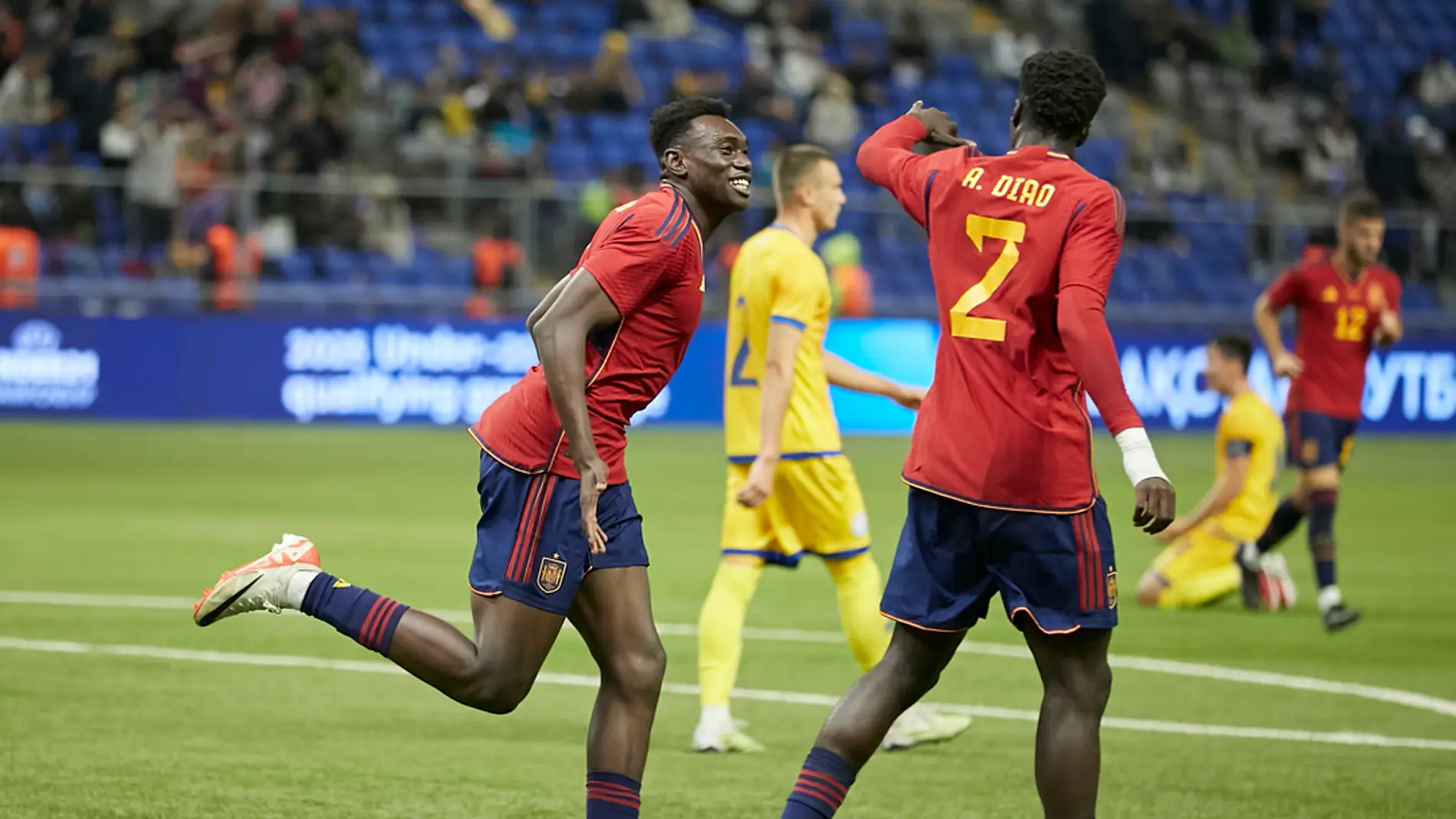 Samu Omorodion celebra el cuarto gol de la selección española