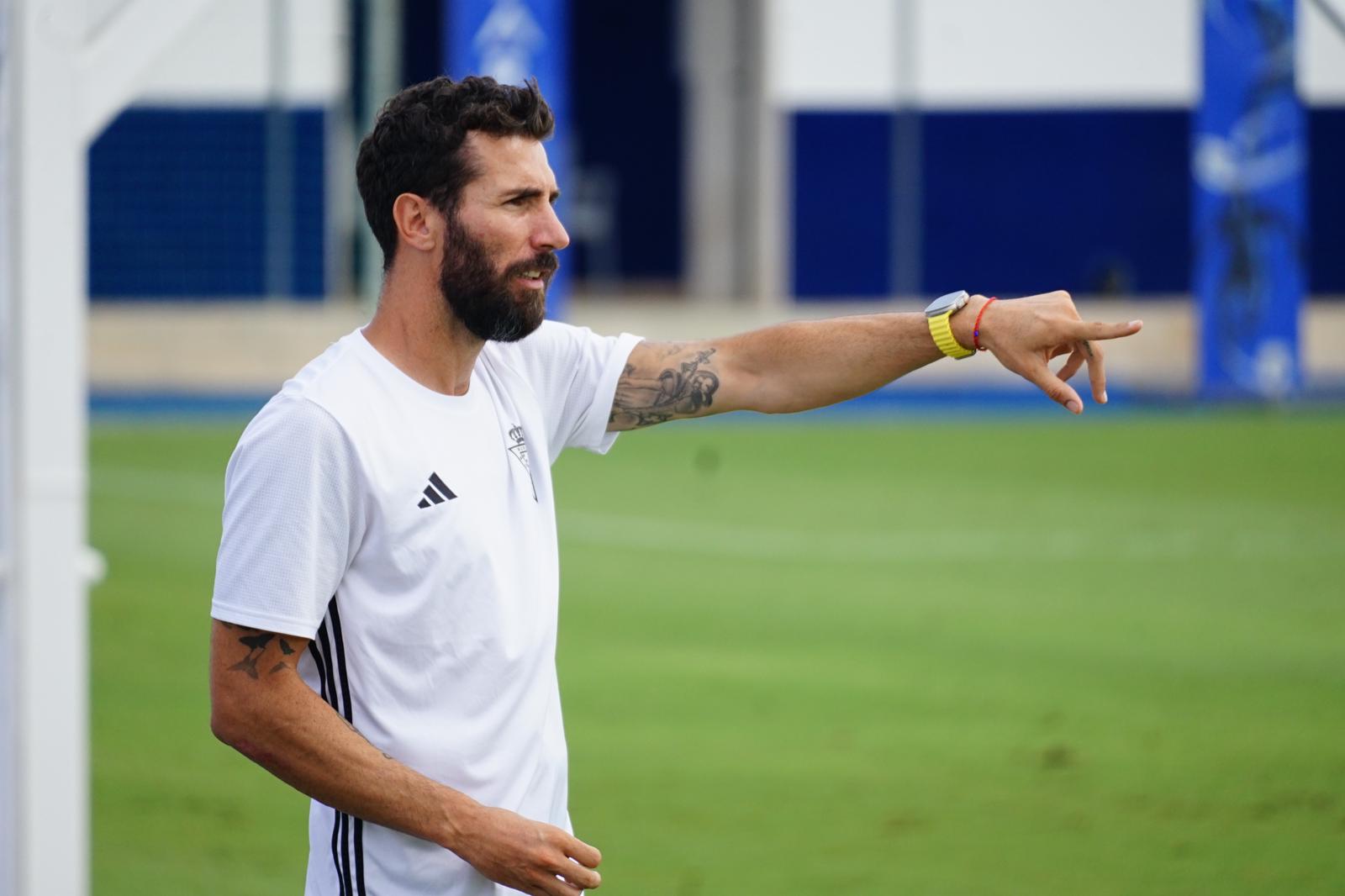 Carlos Cuéllar: "Tengo una unión especial con el Real Murcia, debuté en Primera contra él" Carlos Cuéllar: "Tengo una unión especial con el Real Murcia, debuté en Primera contra él"