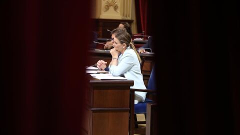 La presidenta del Govern, Marga Prohens, durante un pleno en el Parlament. 