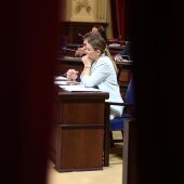 La presidenta del Govern, Marga Prohens, durante un pleno en el Parlament. 