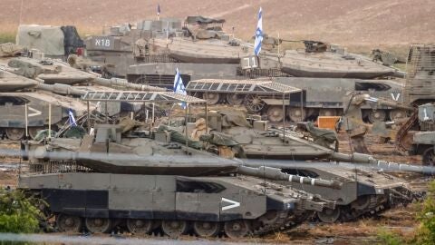 Tropas israel&iacute;es con veh&iacute;culos militares en un lugar de reuni&oacute;n a lo largo de la frontera entre Israel y Gaza