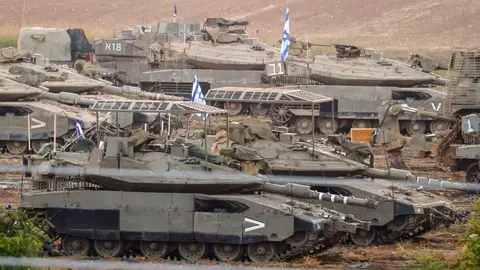Tropas israelíes con vehículos militares en una imagen de archivo Tropas israelíes con vehículos militares en un lugar de reunión a lo largo de la frontera entre Israel y Gaza