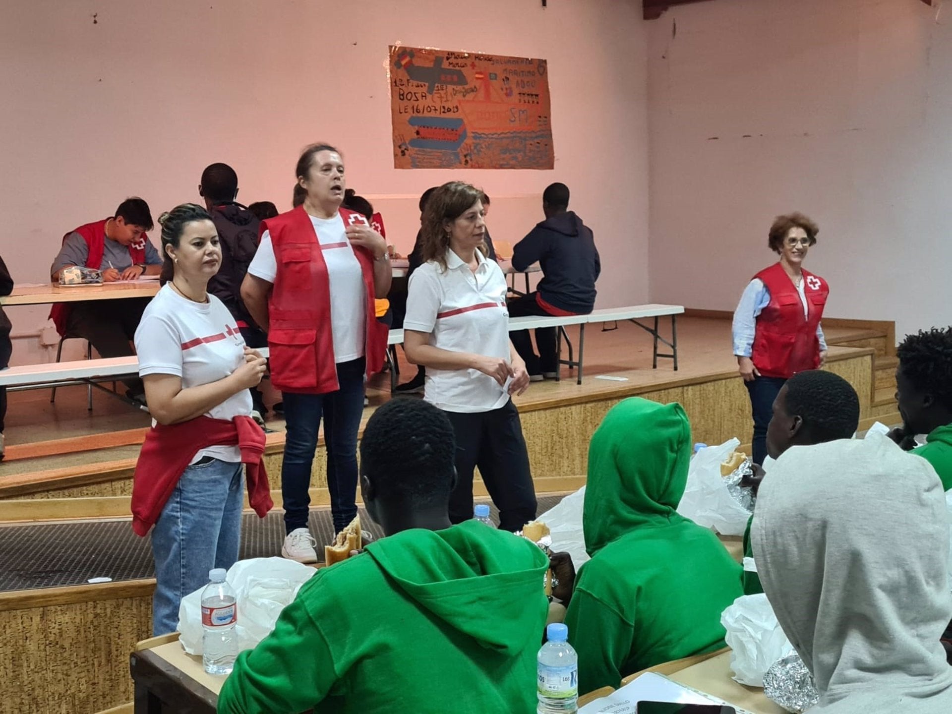 Cruz Roja garantiza apoyo sanitario, psicológico y social a los 200 migrantes que han llegado a Mérida desde Canarias Cruz Roja garantiza apoyo sanitario, psicológico y social a los 200 migrantes que han llegado a Mérida desde Canarias