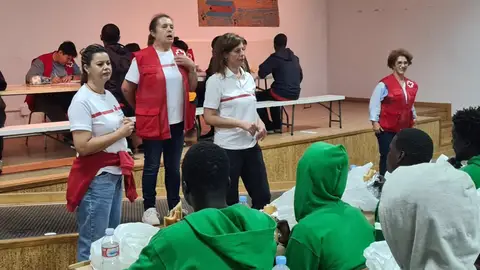 Cruz Roja garantiza apoyo sanitario, psicológico y social a los 200 migrantes que han llegado a Mérida desde Canarias Cruz Roja garantiza apoyo sanitario, psicológico y social a los 200 migrantes que han llegado a Mérida desde Canarias