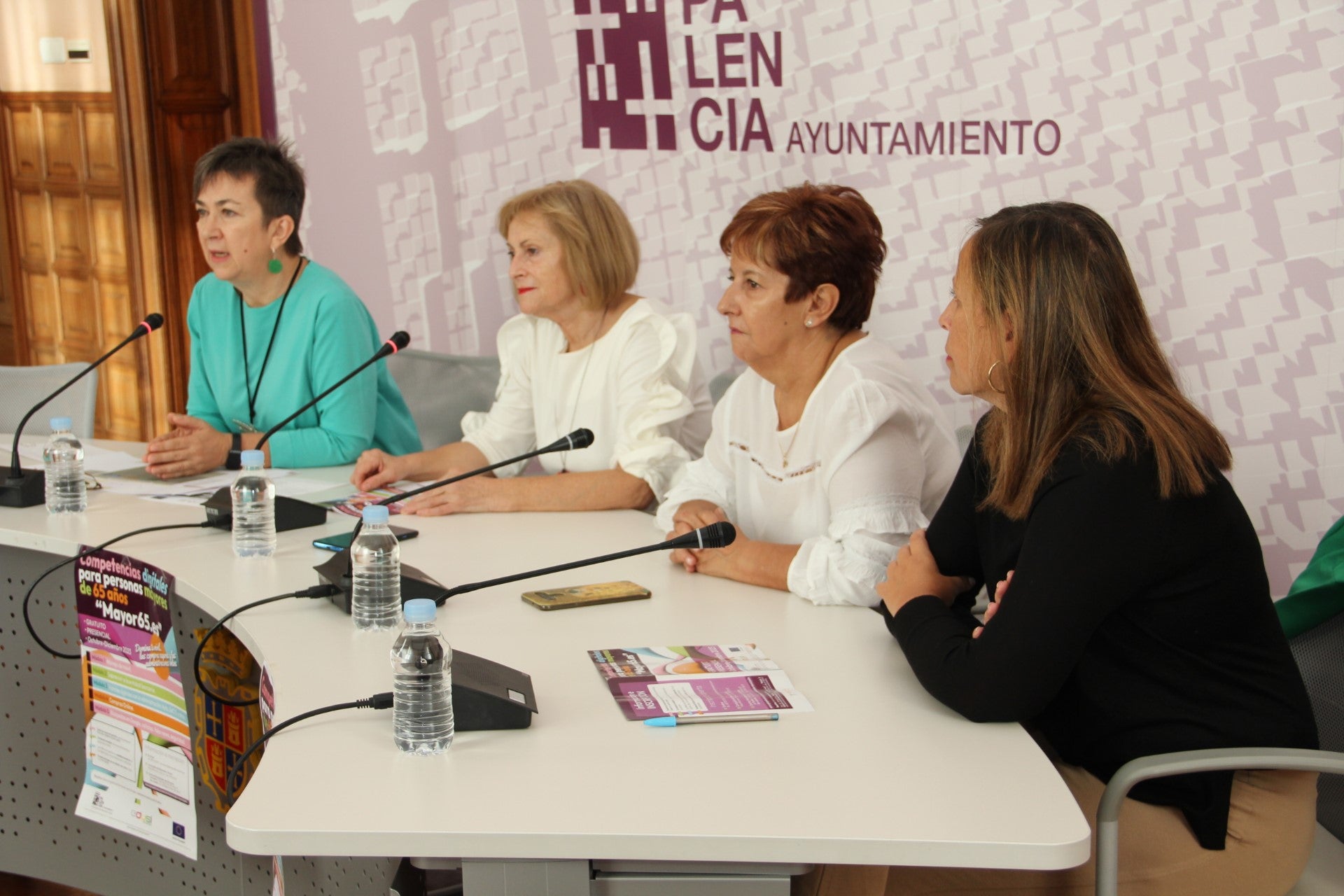 El Ayuntamiento de Palencia pone en marcha el programa “Mayor65.es” para disminuir la brecha digital entre las personas mayores El Ayuntamiento de Palencia pone en marcha el programa “Mayor65.es” para disminuir la brecha digital entre las personas mayores