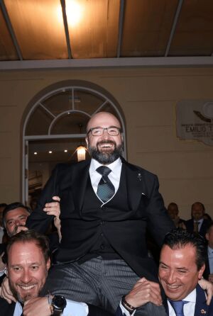 Francisco Jim&eacute;nez Valverde, saliendo a hombros del Teatro Cervantes