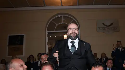 Francisco Jiménez Valverde, saliendo a hombros del Teatro Cervantes Francisco Jiménez Valverde, saliendo a hombros del Teatro Cervantes