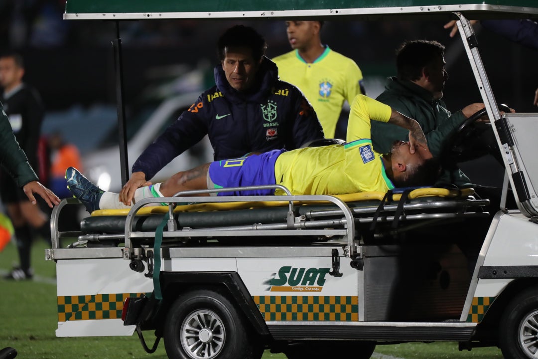 Neymar cae lesionado en la derrota de Brasil Neymar cae lesionado en la derrota de Brasil