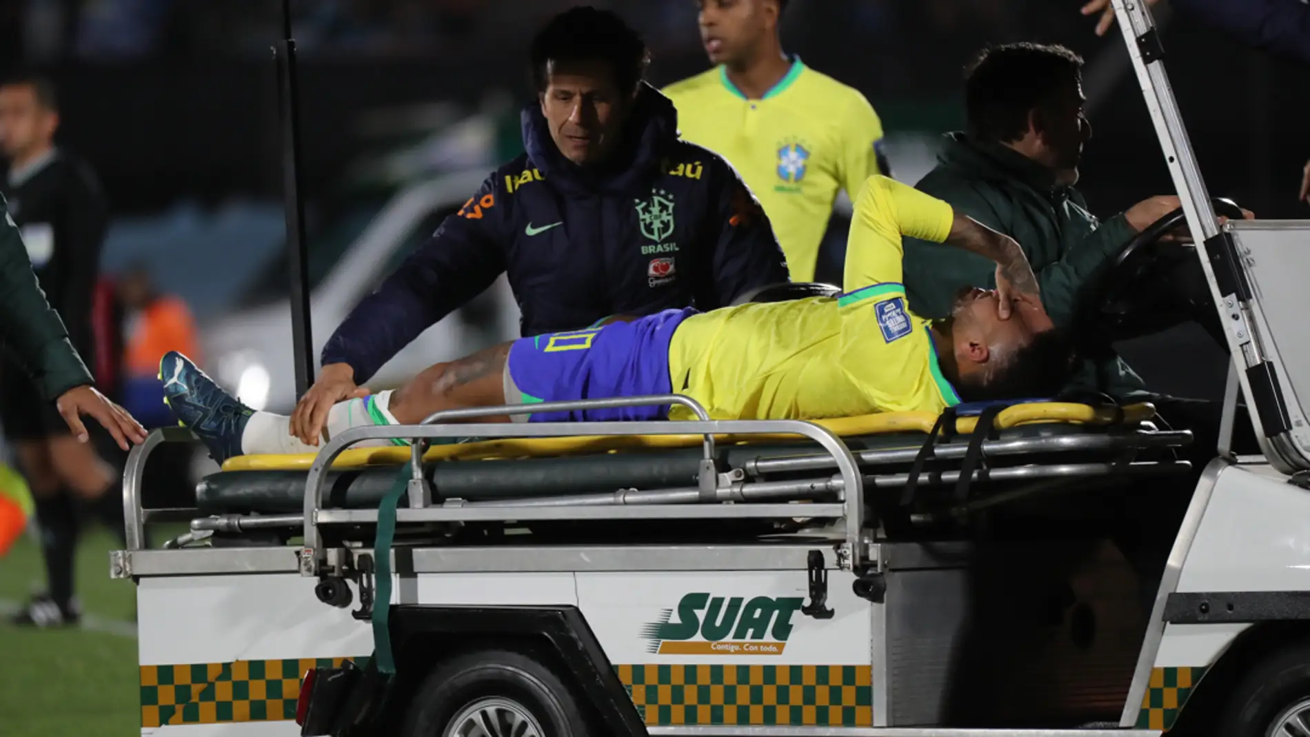 Neymar cae lesionado en la derrota de Brasil