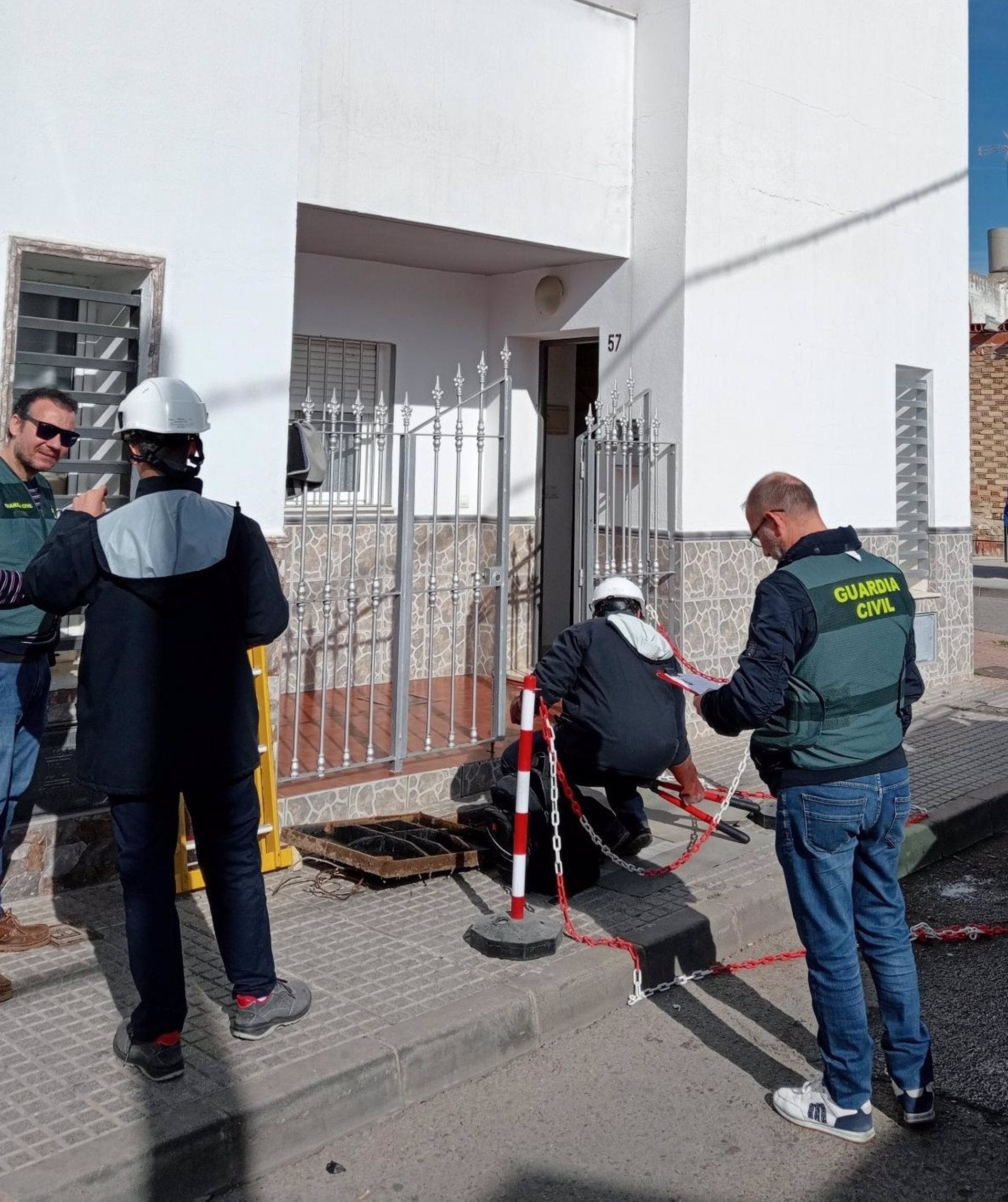 Investigadas 42 personas en Alcolea por 35 viviendas y un bar con "enganches" ilegales de electricidad Investigadas 42 personas en Alcolea por 35 viviendas y un bar con "enganches" ilegales de electricidad