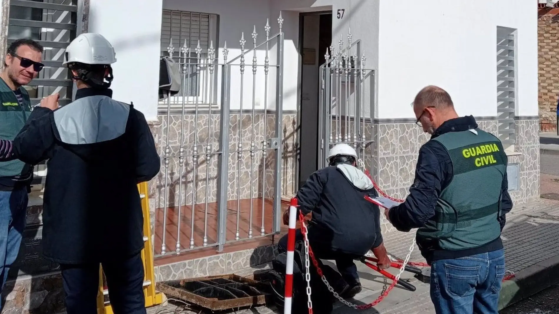 Investigadas 42 personas en Alcolea por 35 viviendas y un bar con "enganches" ilegales de electricidad