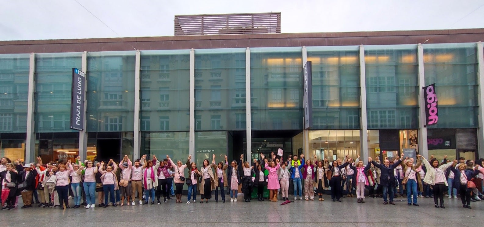 Cadena humana en la coruñesa Plaza de Lugo en el Día Mundial del Cáncer de Mama Cadena humana en la coruñesa Plaza de Lugo en el Día Mundial del Cáncer de Mama