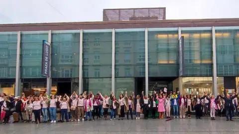 Cadena humana en el Día Mundial del Cáncer de Mama En la Plaza de Lugo, A Coruña.