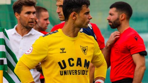 Miguel Serna, portero del UCAM Murcia ante el Real Betis. Octubre 2023