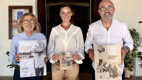 Eva Ruiz, en el medio, junto a Vicent Roig, alcalde de Sant Josep (dcha) y el Director Insular de Cultura y Patrimonio, Miquel Costa (izda)