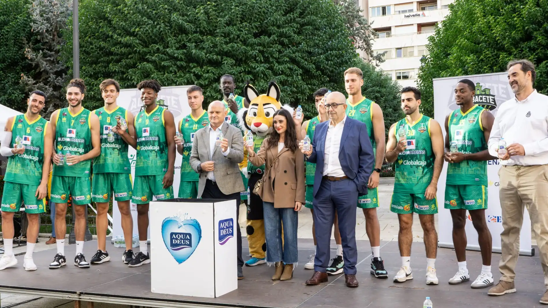 Aquadeus promociona al Albacete Basket en un millón de botellas de su agua mineral natural 