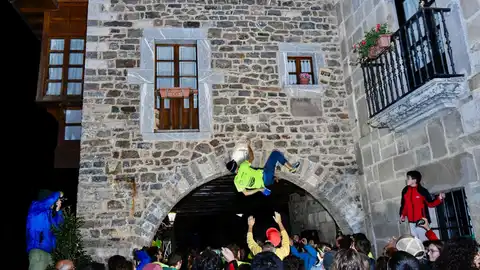Escalada urbana en Potes Escalada urbana en Potes