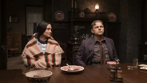 Los actores Lily Gladstone y Leonardo DiCaprio, en una imagen promocional de 'Los asesinos de la luna' Los actores Lily Gladstone y Leonardo DiCaprio, en una imagen promocional de 'Los asesinos de la luna'