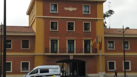 Fachada de la central de la Policía Local de València