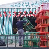 Trabajadores preparan y adecentan una de las casetas del recinto de la Feria de Abril de Sevilla