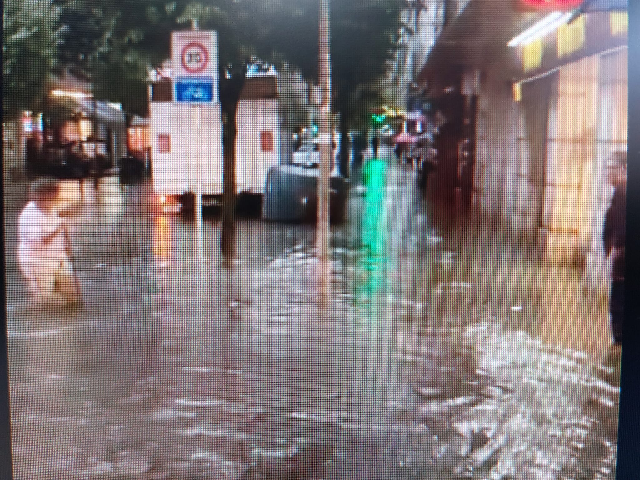 Comerciantes y hosteleros del Ensanche compostelano lamentan que cuando llueve con intensidad se produzcan inundaciones Comerciantes y hosteleros del Ensanche compostelano lamentan que cuando llueve con intensidad se produzcan inundaciones