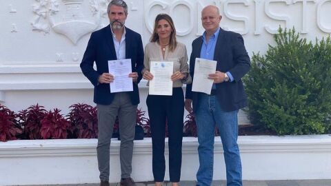 Los concejales de Mijas Juan Carlos Maldonado, Ana Mata (PP) y Eloy Belmonte (Vox), durante la firma de la moci&oacute;n de censura en Mijas, este mi&eacute;rcoles.