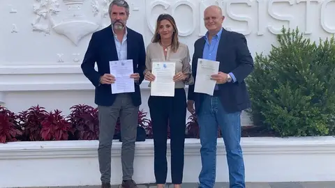 Los concejales de Mijas Juan Carlos Maldonado, Ana Mata (PP) y Eloy Belmonte (Vox), durante la firma de la moción de censura en Mijas, este miércoles. Los concejales de Mijas Juan Carlos Maldonado, Ana Mata (PP) y Eloy Belmonte (Vox), durante la firma de la moción de censura en Mijas, este miércoles.