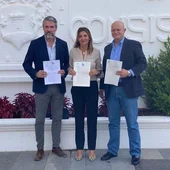 Los concejales de Mijas Juan Carlos Maldonado, Ana Mata (PP) y Eloy Belmonte (Vox), durante la firma de la moción de censura en Mijas, este miércoles. Los concejales de Mijas Juan Carlos Maldonado, Ana Mata (PP) y Eloy Belmonte (Vox), durante la firma de la moción de censura en Mijas, este miércoles.