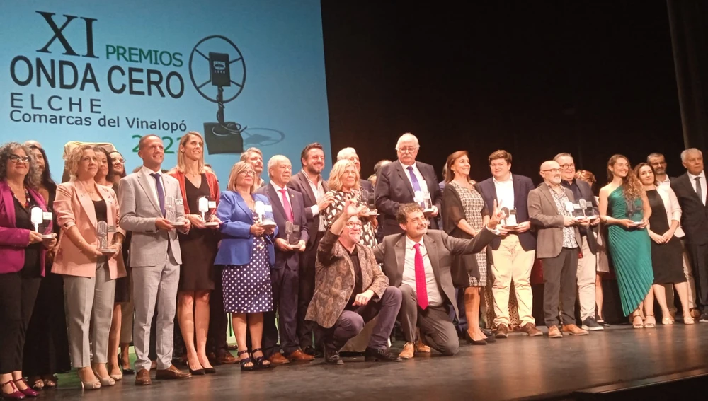 Foto familia de los premiados de los XI Premios Onda Cero Elche-comarcas del Vinalopó